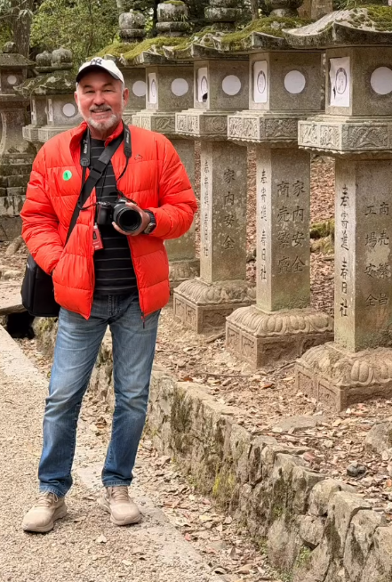 Joaquim Nery com sua câmera fotográfica durante viagem ao Japão